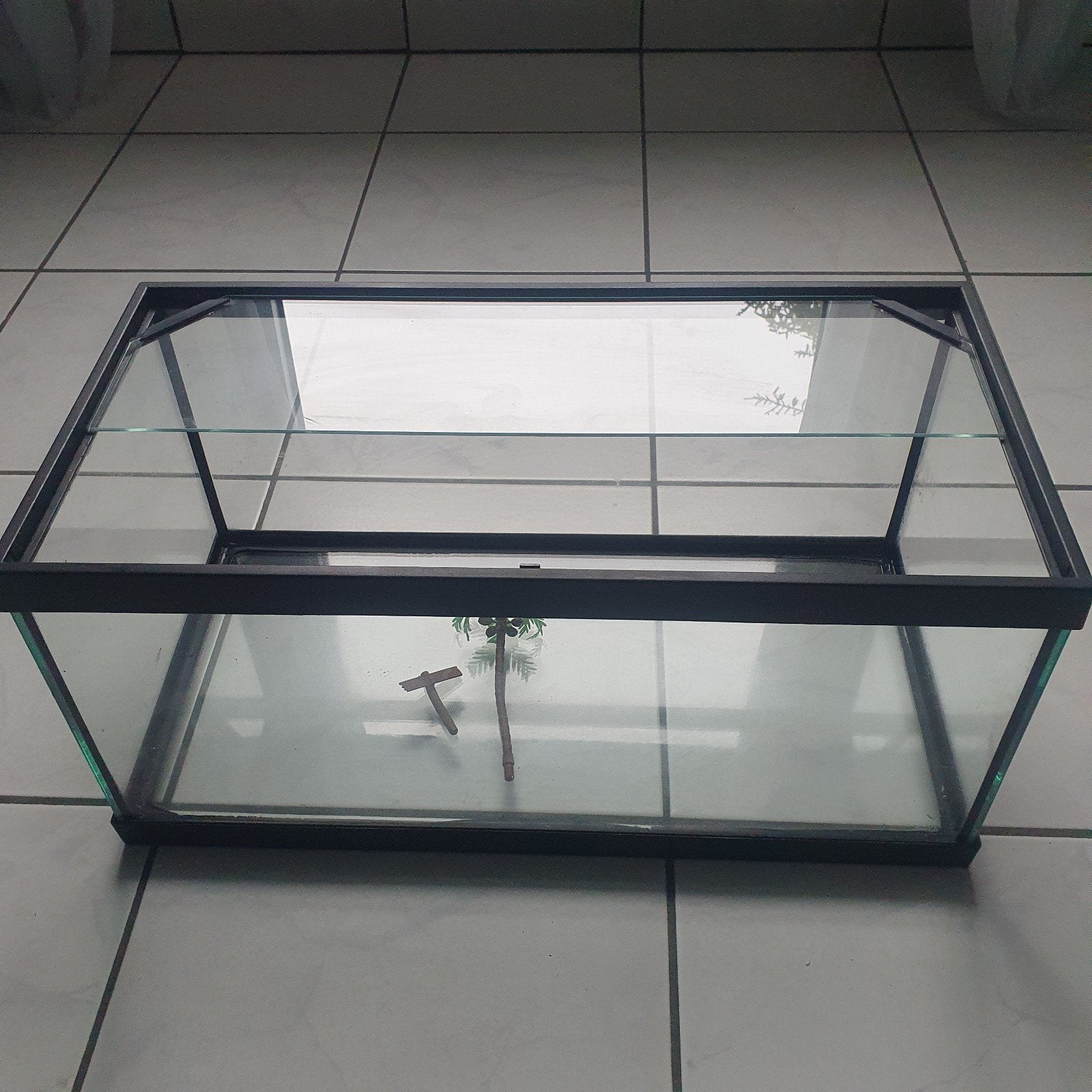 Glazen Aquarium met zwarte metalen randen, Ophalen, Pomp