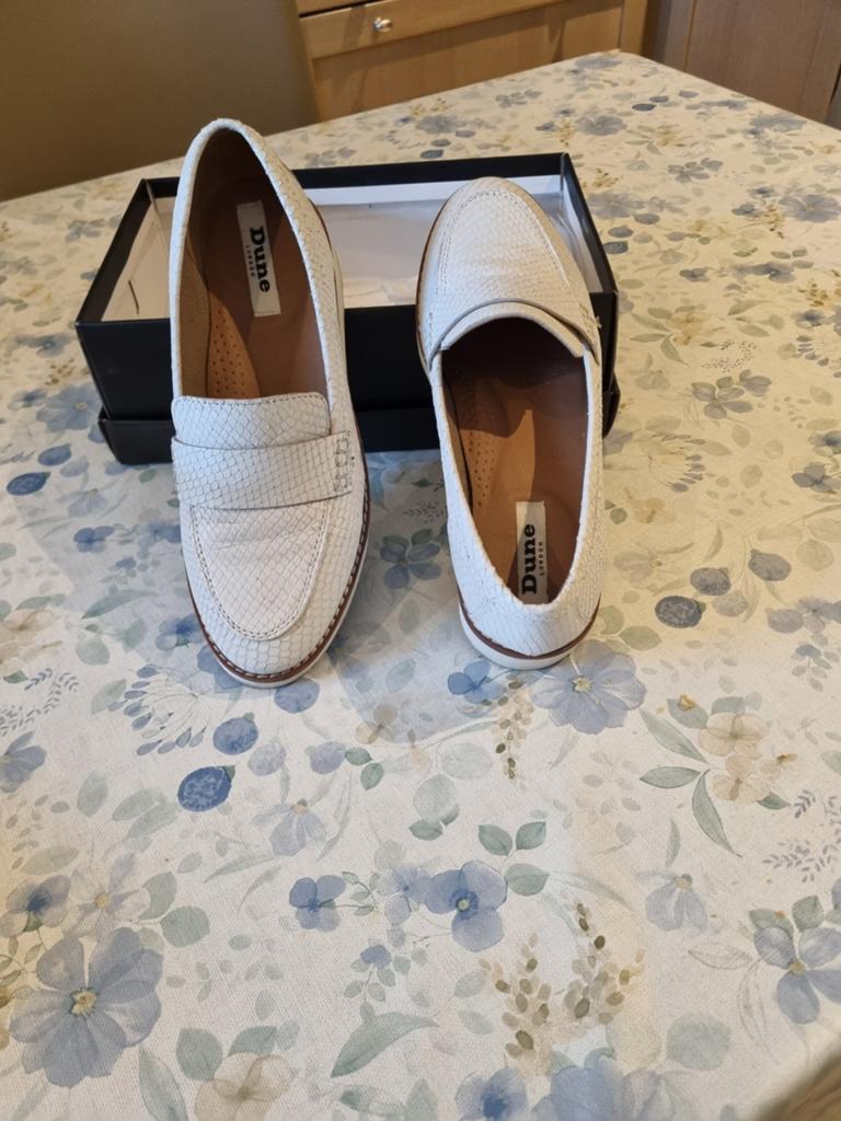 Damesschoenen  maat 37  valt groot   38  kleur  wit  zgst, Ophalen, Zo goed als nieuw, Wit