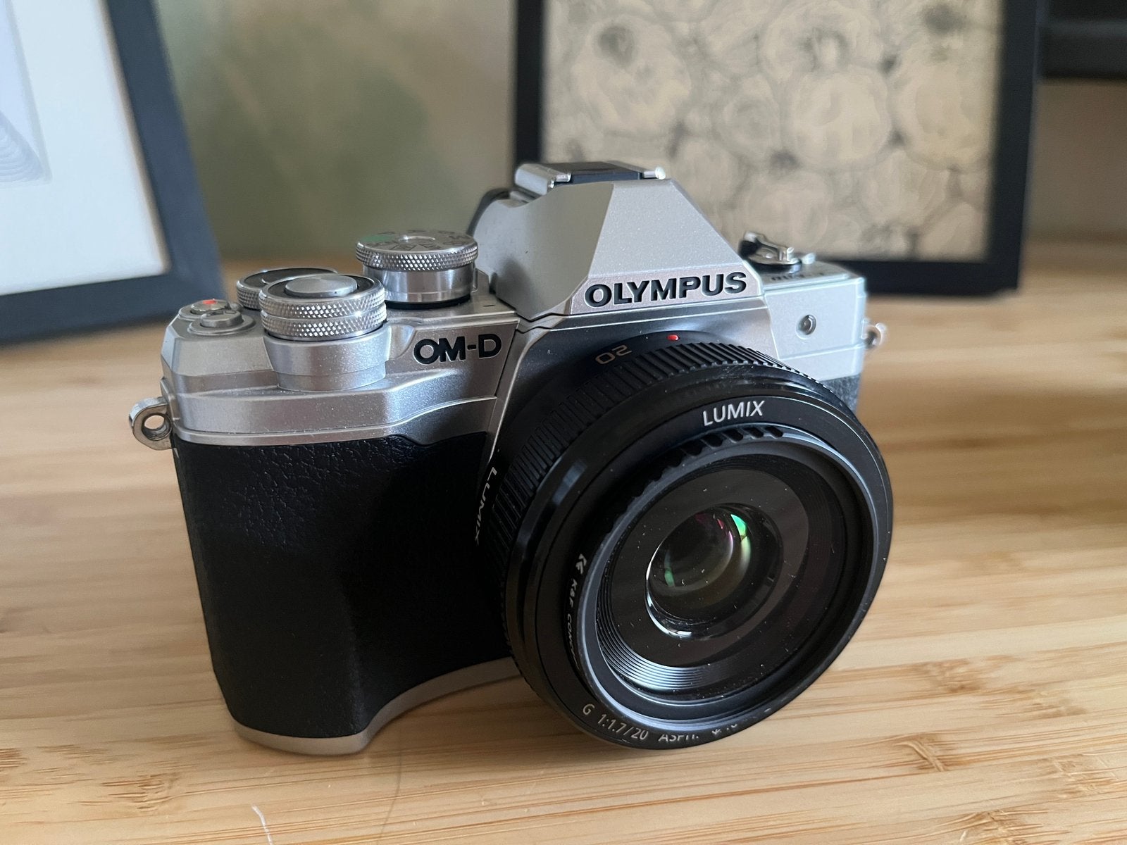 Olympus E-M10 IV + Lumix 20mm + Accessories, Sans zoom optique, Enlèvement ou Envoi, Comme neuf, Appareil photo hybride