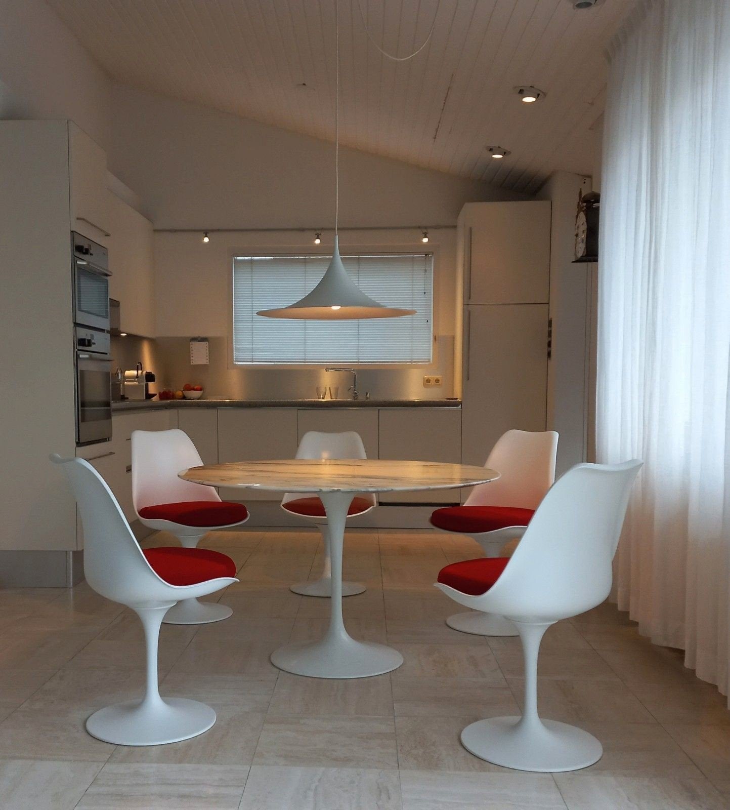 tables tulipes à l'extérieur chaises Eero Sarinen du milieu, Enlèvement ou Envoi