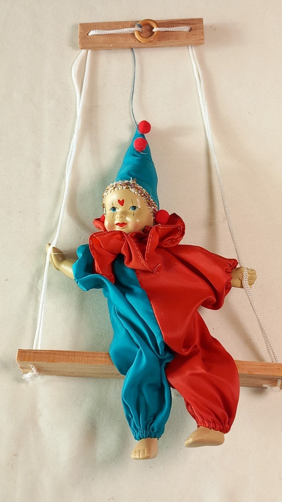Clown op een schommel, Ophalen, Hout, 32 cm, Decoratieobject