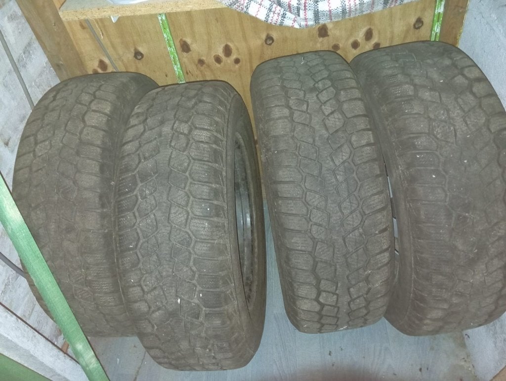 4 pneus hiver sur jantes 215/65/R13, Autos : Pièces & Accessoires, 16 pouces, Pneu(s), Enlèvement, Utilisé