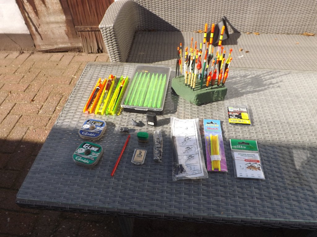 40 nieuwe dobbers , haakaanzetter , rollen draad , enzo ..., Ophalen of Verzenden, Nieuw