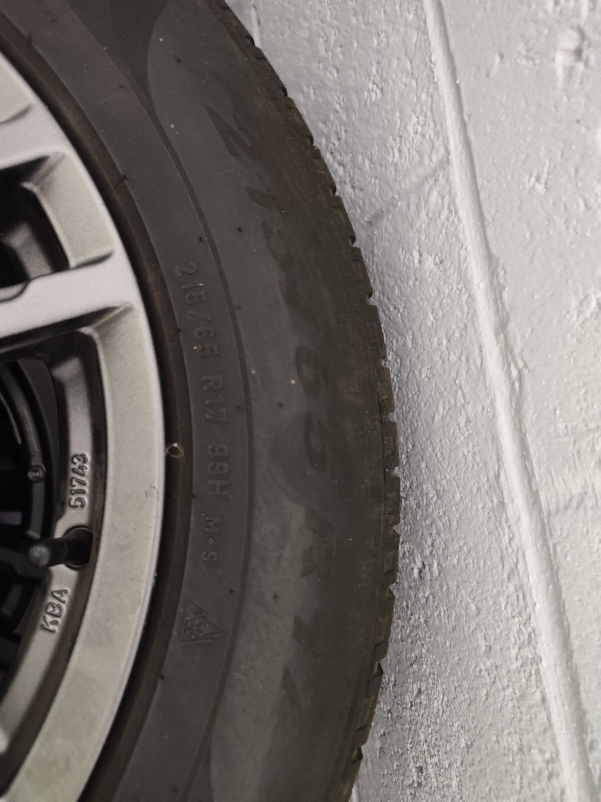 Jante tiguan et pneu hiver, Autos : Pièces & Accessoires, Pneus et Jantes, Pneus hiver, 17 pouces, Enlèvement