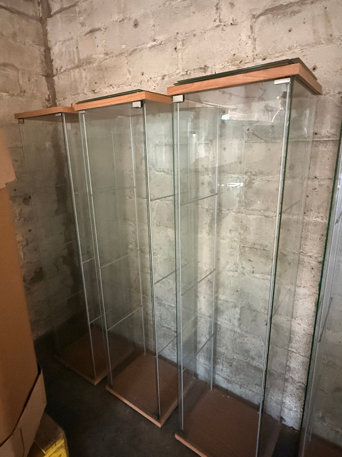Glazen vitrinekasten te koop, Huis en Inrichting, Kasten | Vitrinekasten, Ophalen, Zo goed als nieuw, Glas, Met deur(en)