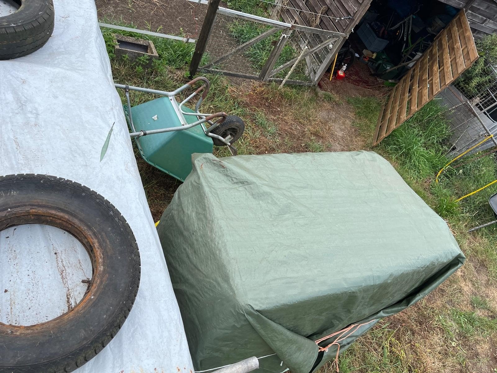 Grote pakken ingepakt droog hooi, Ophalen