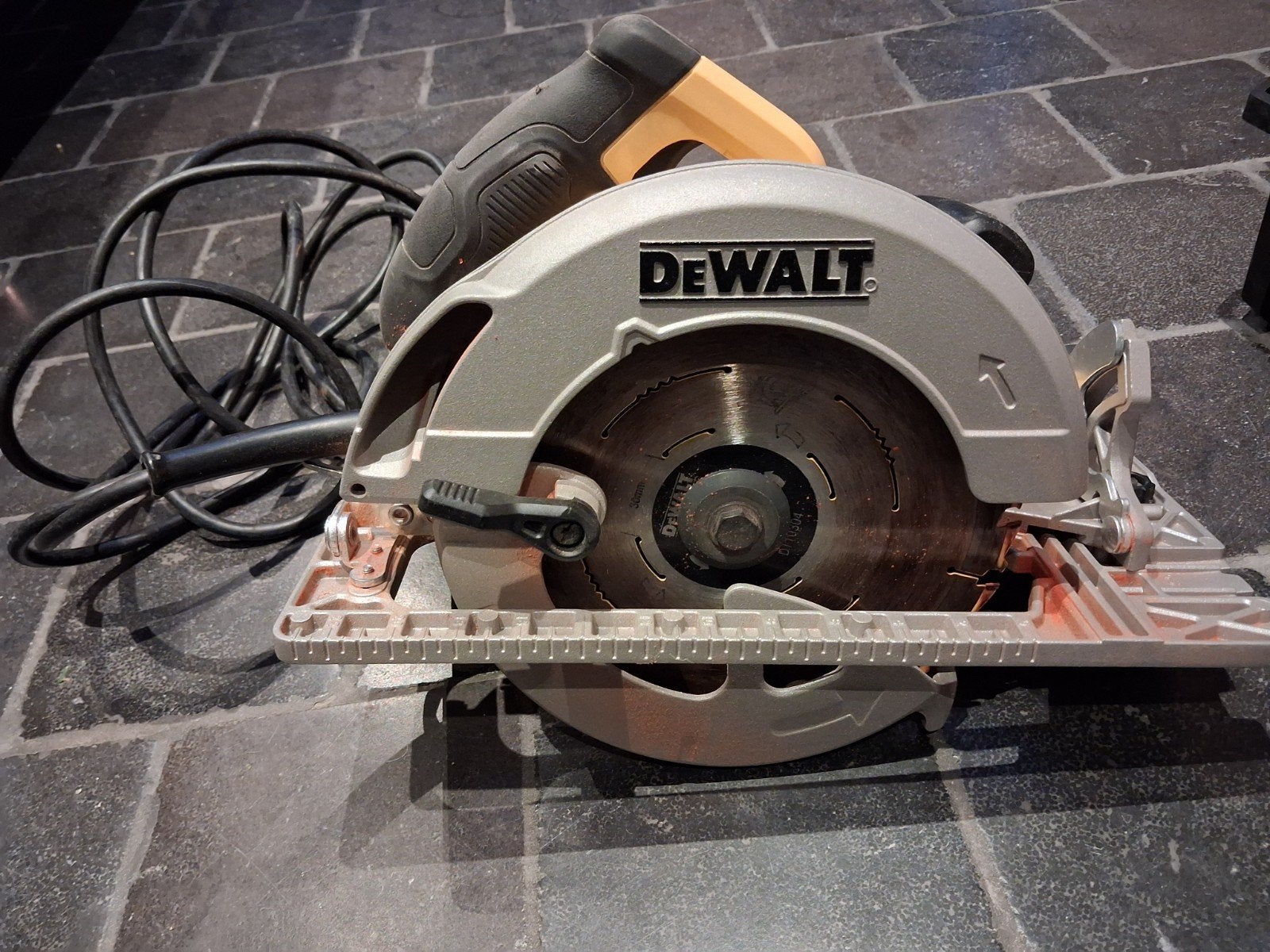 cirkelzaag DeWalt DWE576K in koffer met geleiderail 1500mm, Bricolage & Construction, Enlèvement, Comme neuf, Scie circulaire