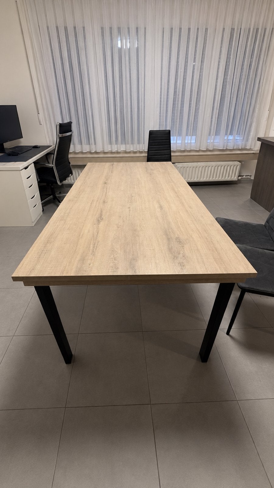 Stevige tafel met een licht eikenlook,zwarte metalen poten., Ophalen, Gebruikt
