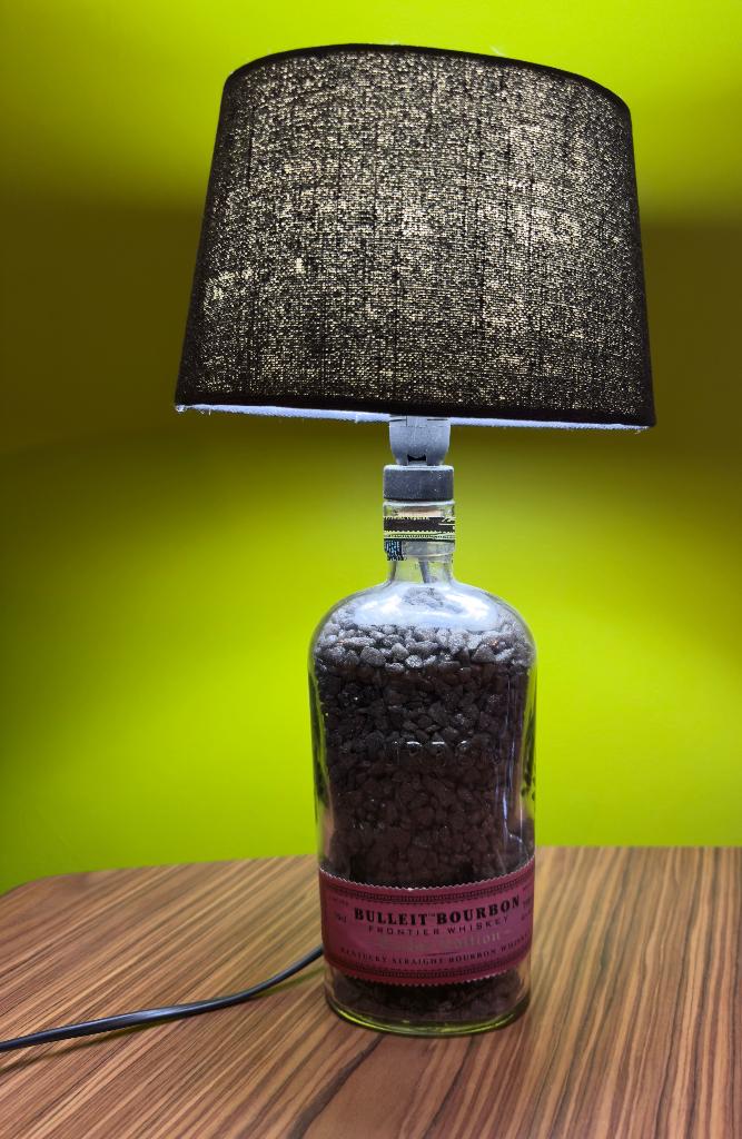 Sfeerlamp op Bulleit Bourbon fles, Gebruikt, Ophalen of Verzenden, Glas, Sfeerlamp