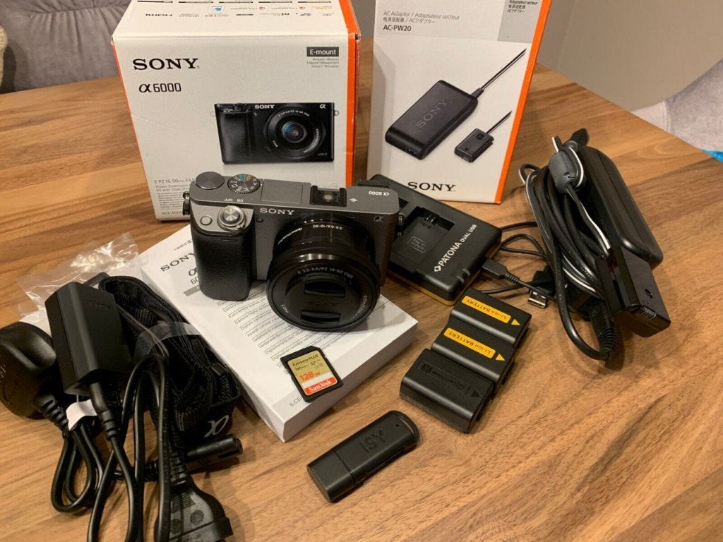 Sony Alpha 6000 avec objectif en kit 16-50 mm f/3,5-5,6, Stabilisation d'image, Enlèvement ou Envoi, Moins de 4 fois, Comme neuf