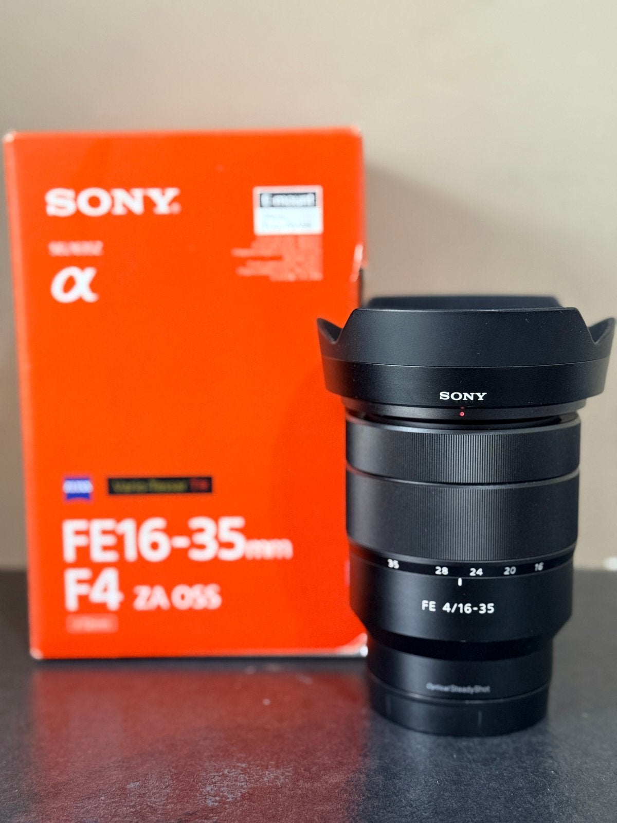 Sony FE 16-35mm f/4 ZA OSS Vario-Tessar T* in topconditie, Monture Sony E, Comme neuf, Objectif grand angle, Bouchons d'objectif