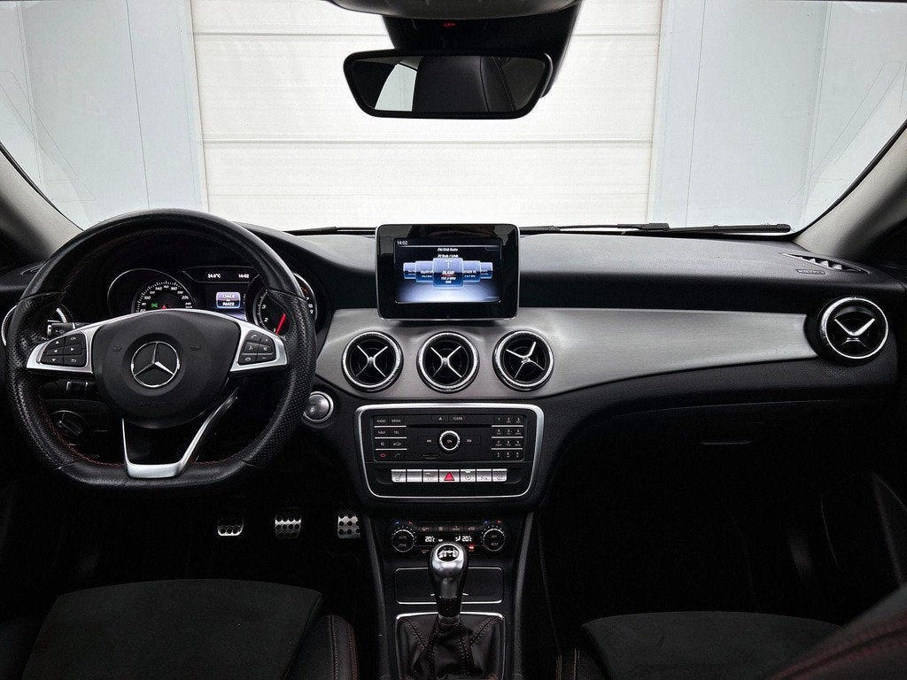 Mercedes-Benz CLA-Klasse 180 Coupé AMG Line | Panoramisch D, Auto's, Gebruikt, Euro 6, 4 cilinders, 1600 cc