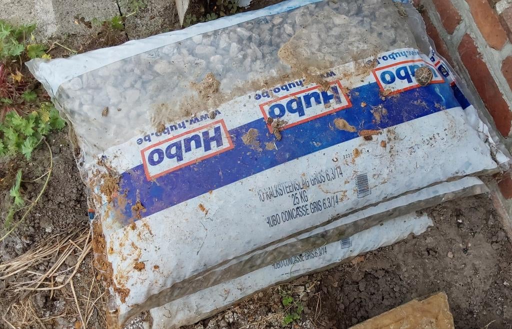 3 zakken gemalen grijs grind 6,3/14 van 25 kg, Tuin en Terras, Ophalen, Nieuw, Grijs, Grind