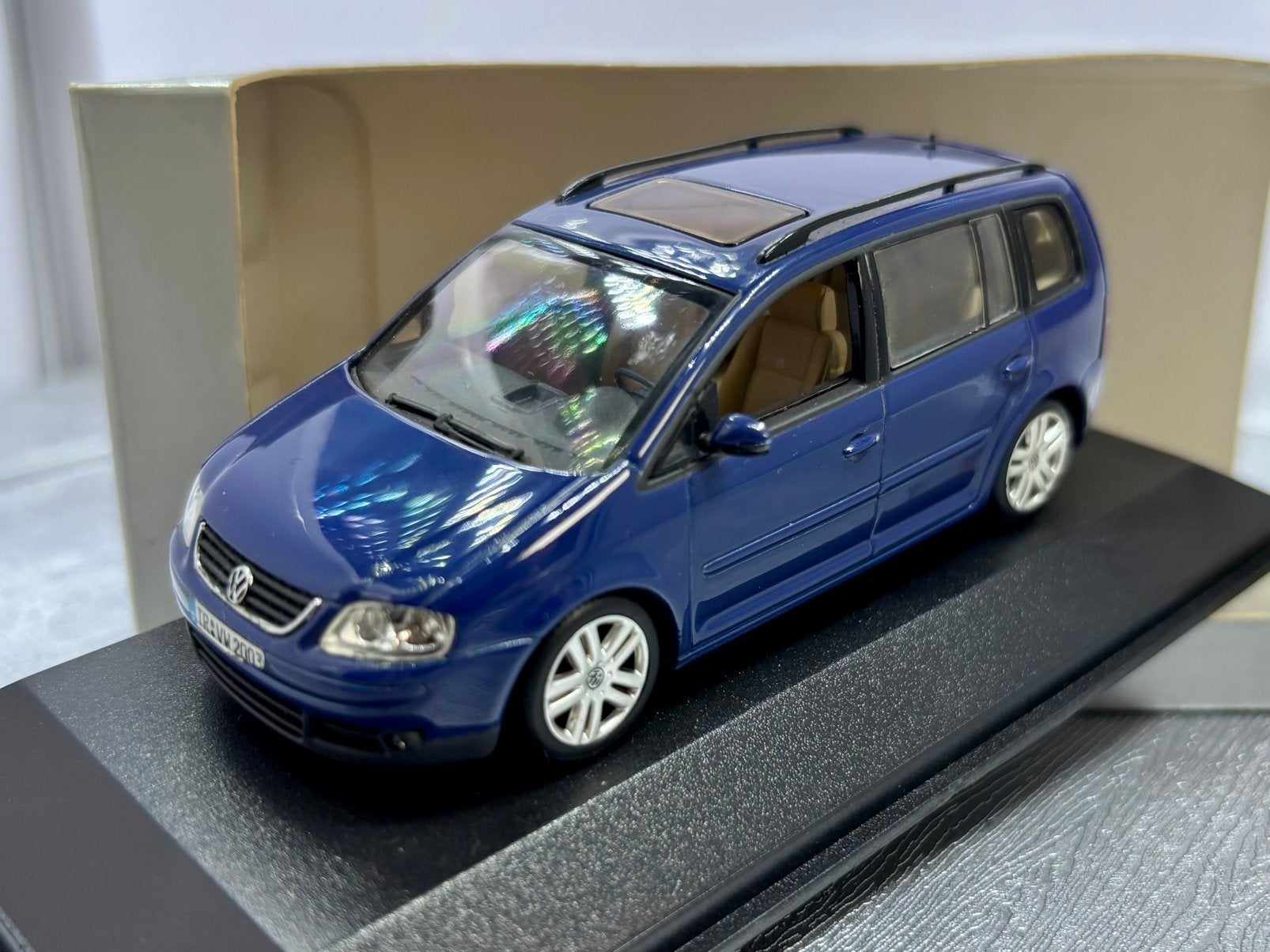 1:43 Volkswagen touran - MINICHAMPS, Enlèvement ou Envoi, Comme neuf