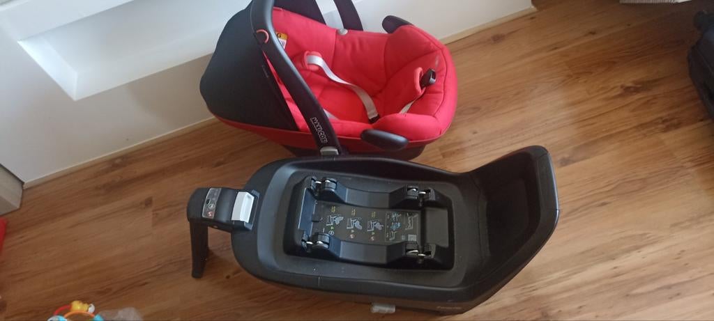 Maxi Cosi pebble met base iso fix, Ophalen of Verzenden