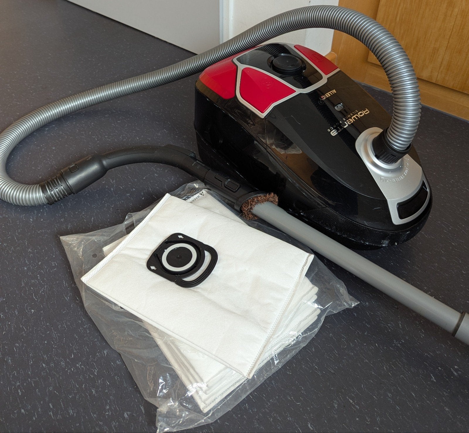 Aspirateur Rowenta Silence Force Allergy+ RO6859EA, Rowenta, Utilisé, Sac à poussière, Aspirateur traîneau