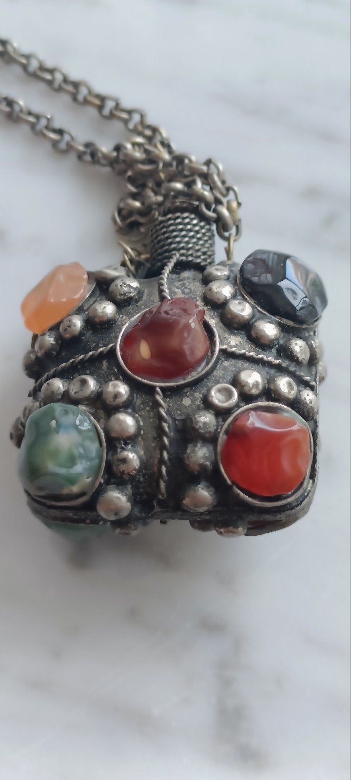 Amulet waarschijnlijk gemaakt van 800 zilver. Tibetaanse afk, Ophalen of Verzenden, Zwart, Zilver