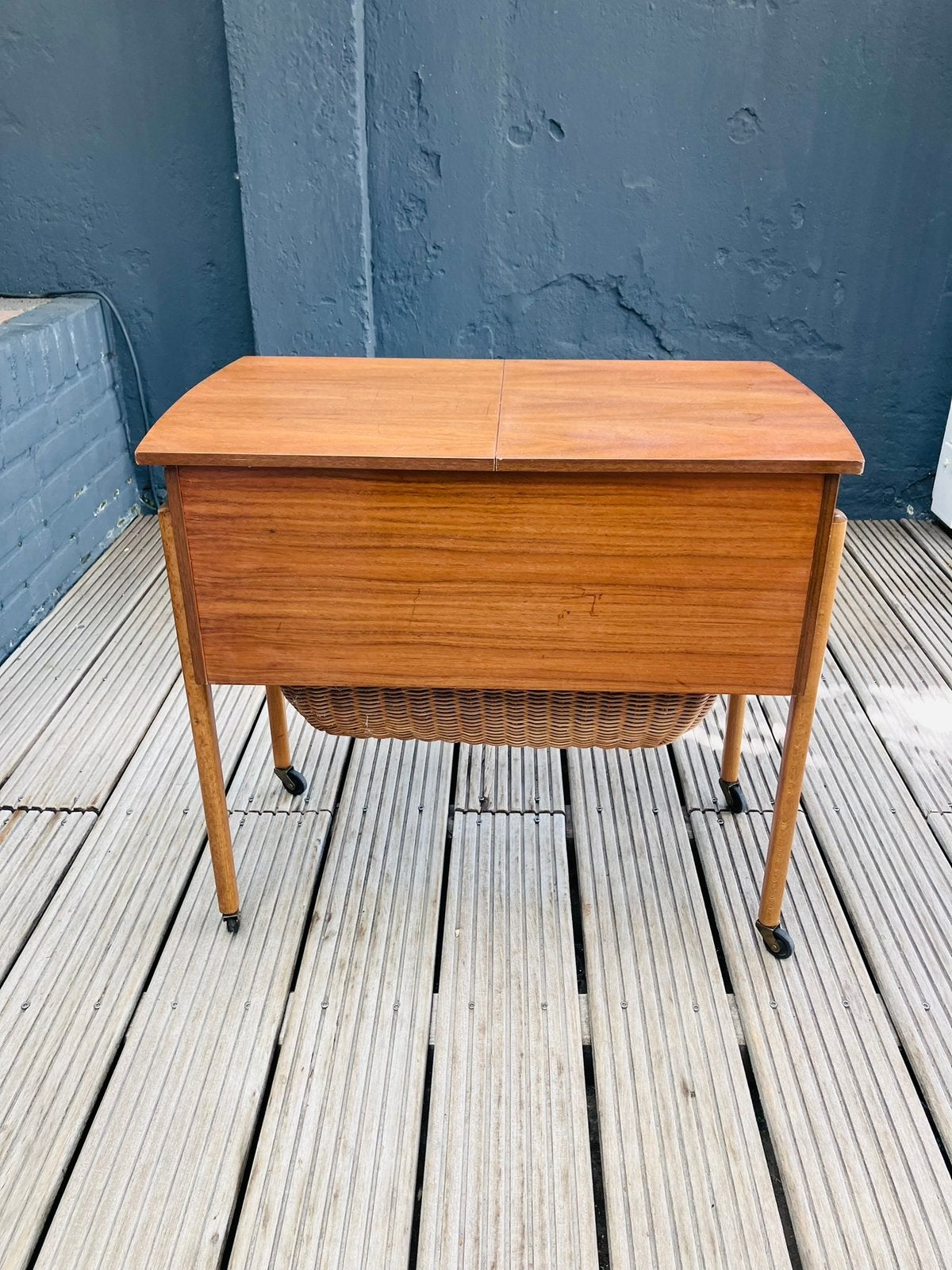 Vintage Naait tafeltje / bijzettafel / kast/ naaidoos. Teak, Ophalen, Zo goed als nieuw