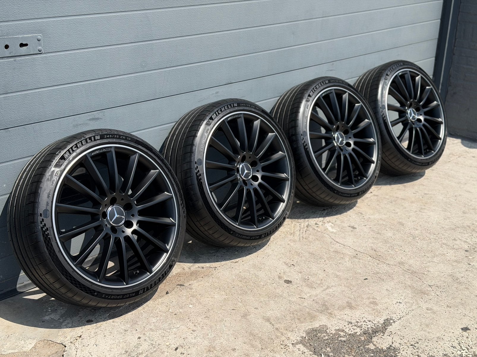 Ensemble de pneus neufs 19 pouces d'origine Mercedes, Neuf, Pneus et Jantes, 245 mm, Véhicule de tourisme