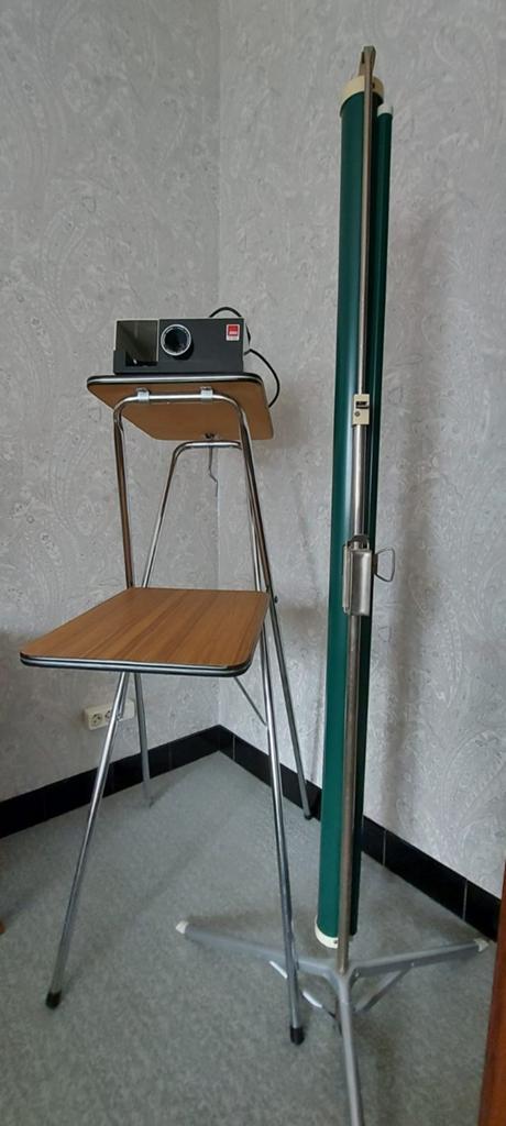 Diaprojector, -scherm en bijbehorend tafeltje, Ophalen, Gebruikt, Met scherm