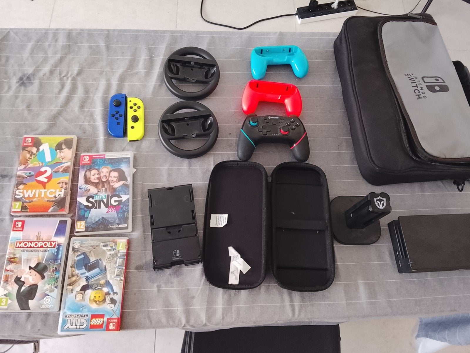 Pièces et réparations Nintendo Switch + 4 jeux + accessoires, Avec 3 manettes ou plus, Enlèvement, Ne fonctionne pas, Switch Original