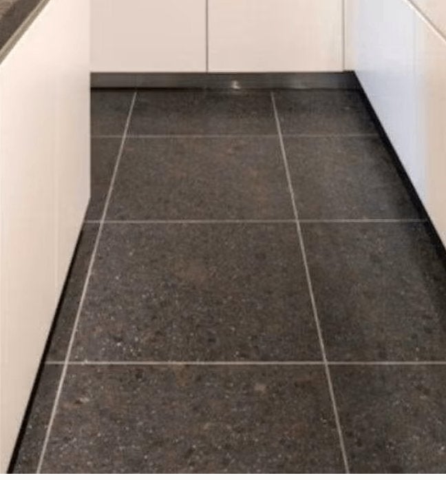 CARREAUX DE GRANIT 60X60 CM 2 CM D'ÉPAISSEUR CAFÉ NOIR. SALE, Antiquités & Art, Antiquités | Assiettes décoratives & Carrelages