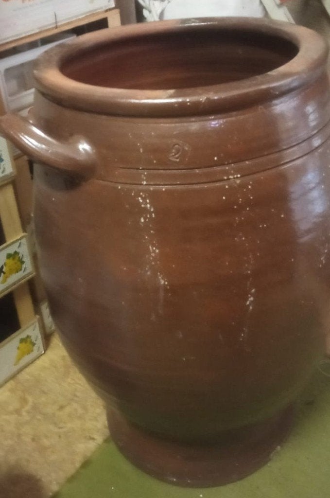 Bruine geglazuurde pot in aardewerk, Ophalen