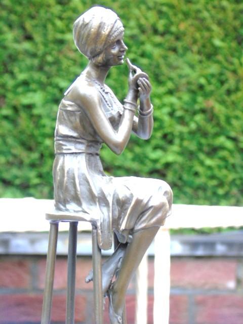 Vrouw uit die tijd zittend op een bronzen kruk, Antiek en Kunst, Ophalen of Verzenden, Brons