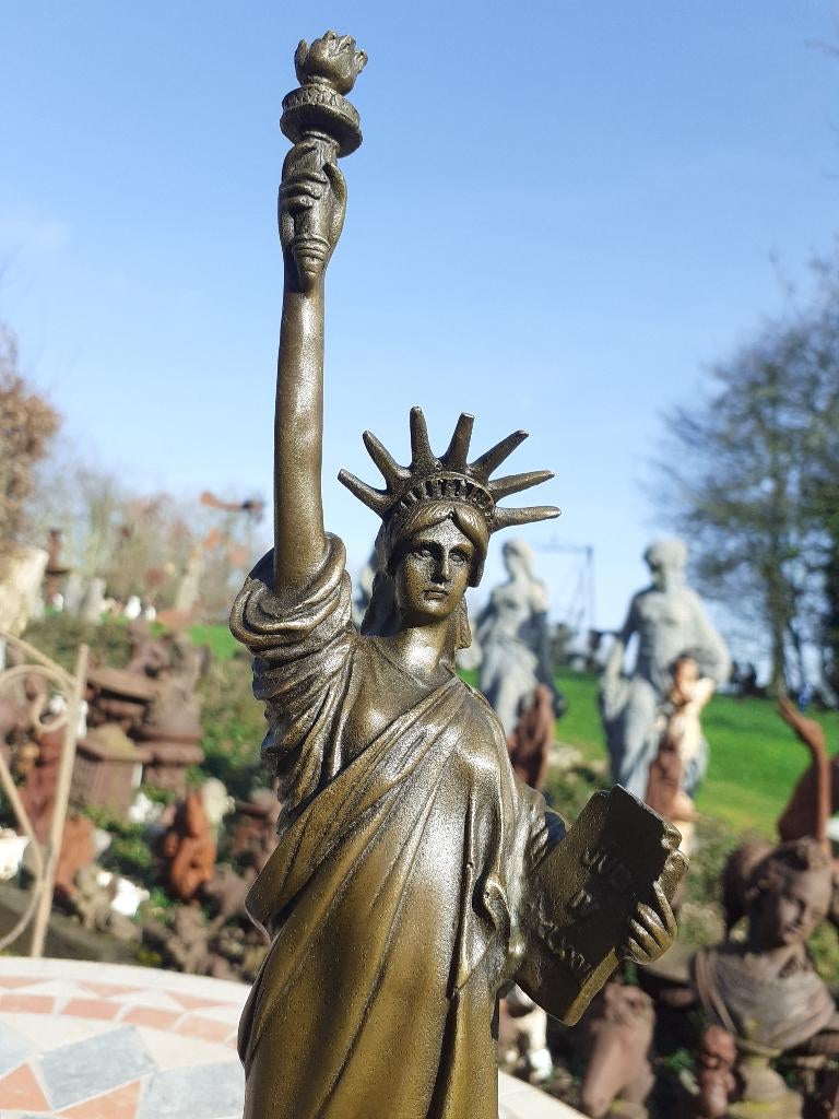 BRONZEN BEELD GESIGNEERD MET HET VRIJHEIDSBEELD., Ophalen of Verzenden, Brons