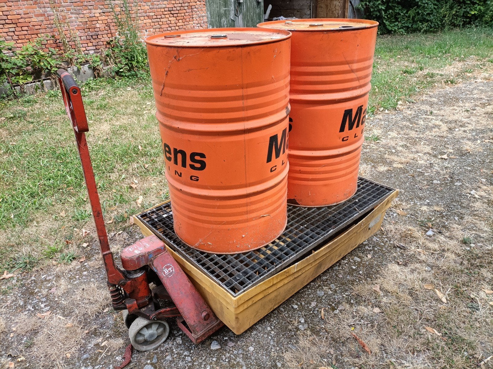 olie opvangbak incl. 2x 200l vat, Ophalen
