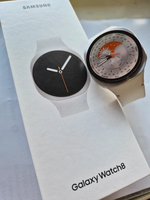Samsung galaxy watch 8 zilver horloge met factuur, Handtassen en Accessoires, Smartwatches, Zo goed als nieuw, Android, Zilver