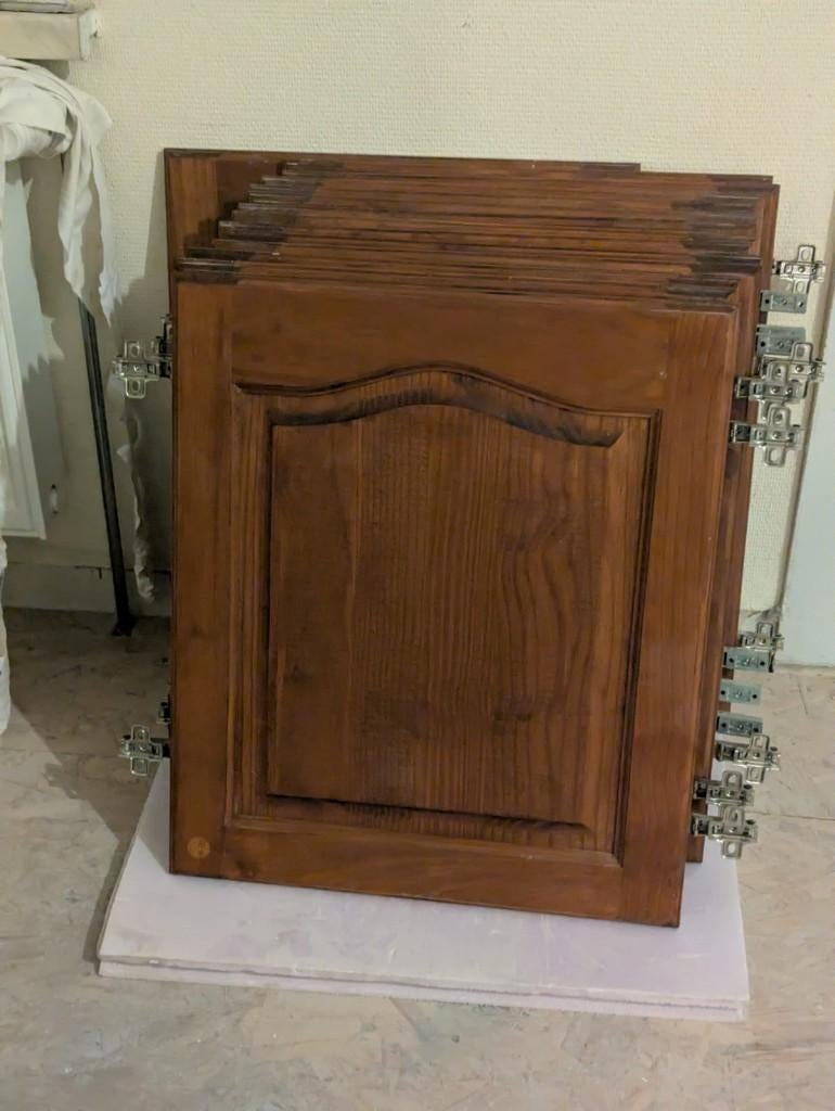 13 portes d'armoire bois ancien avec charnières, Enlèvement