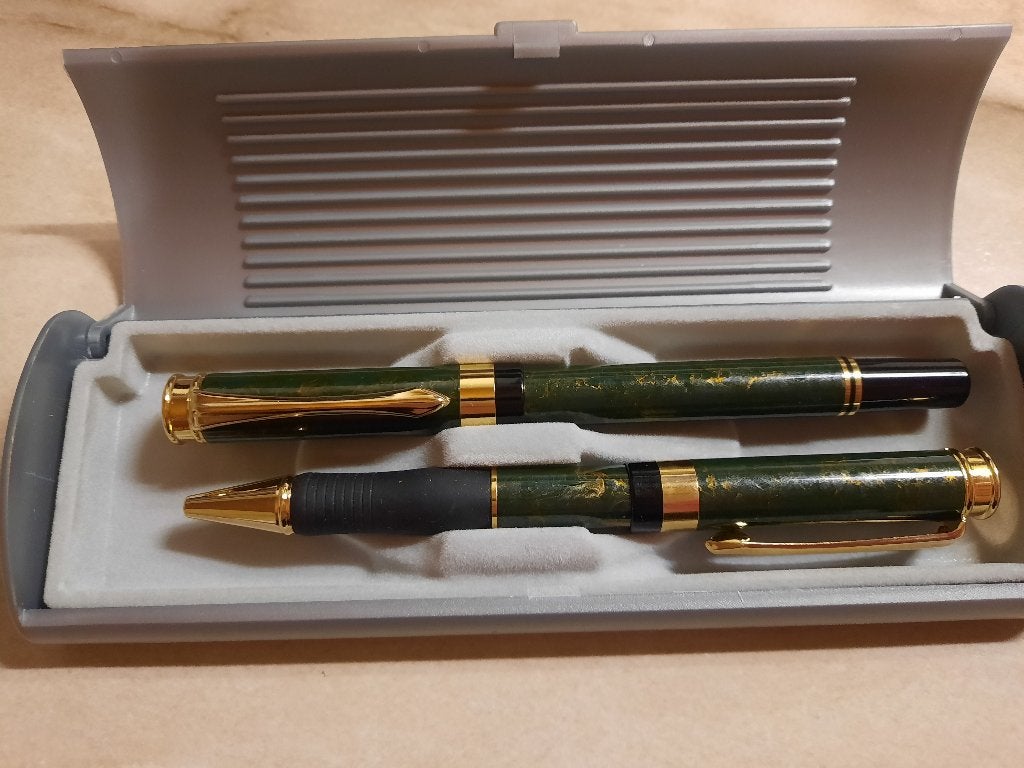 luxe doos met 2 mooie zware stuks rolpen en stylo assortie, Ophalen of Verzenden