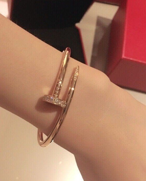 Goudkleurige armband met strass naar een model van CARTIER, Bijoux, Sacs & Beauté, Neuf, Or, Acier, Enlèvement