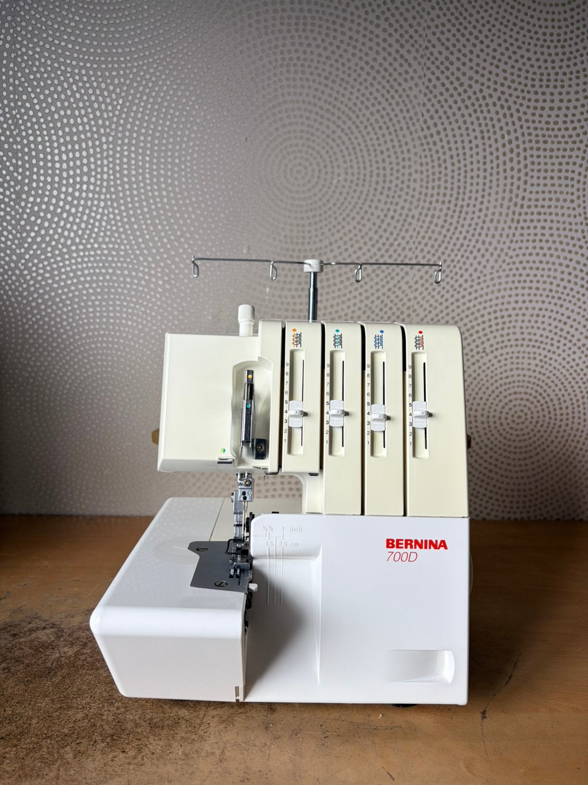 MACHINE À SERRURES BERNINA 700D 2/3/4 À FIL EN BON ÉTAT, Hobby & Loisirs créatifs, Enlèvement ou Envoi, Utilisé, Surjeteuse, Bernina
