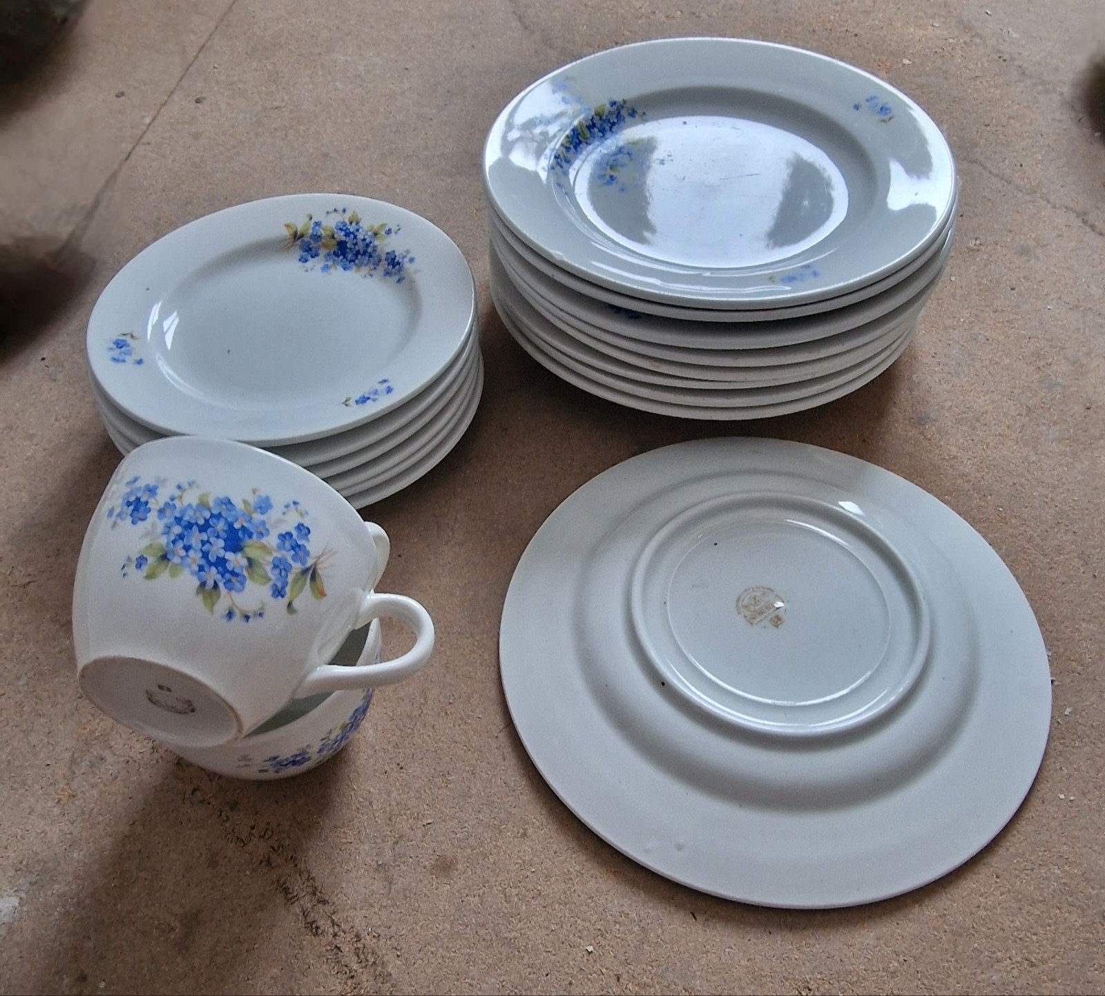Vaisselle porcelaine fleurie, Enlèvement