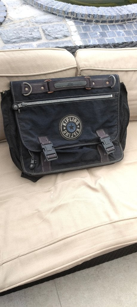 Kipling boekentas, Ophalen