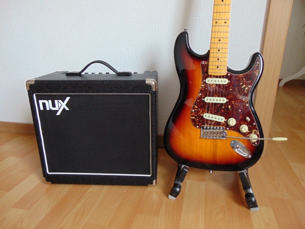 Eko Gitaar Stratocaster ST-401 + Versterker NUX Mighty 30X ., Muziek en Instrumenten, Ophalen, Nieuw, Elektrisch, 6-snarig