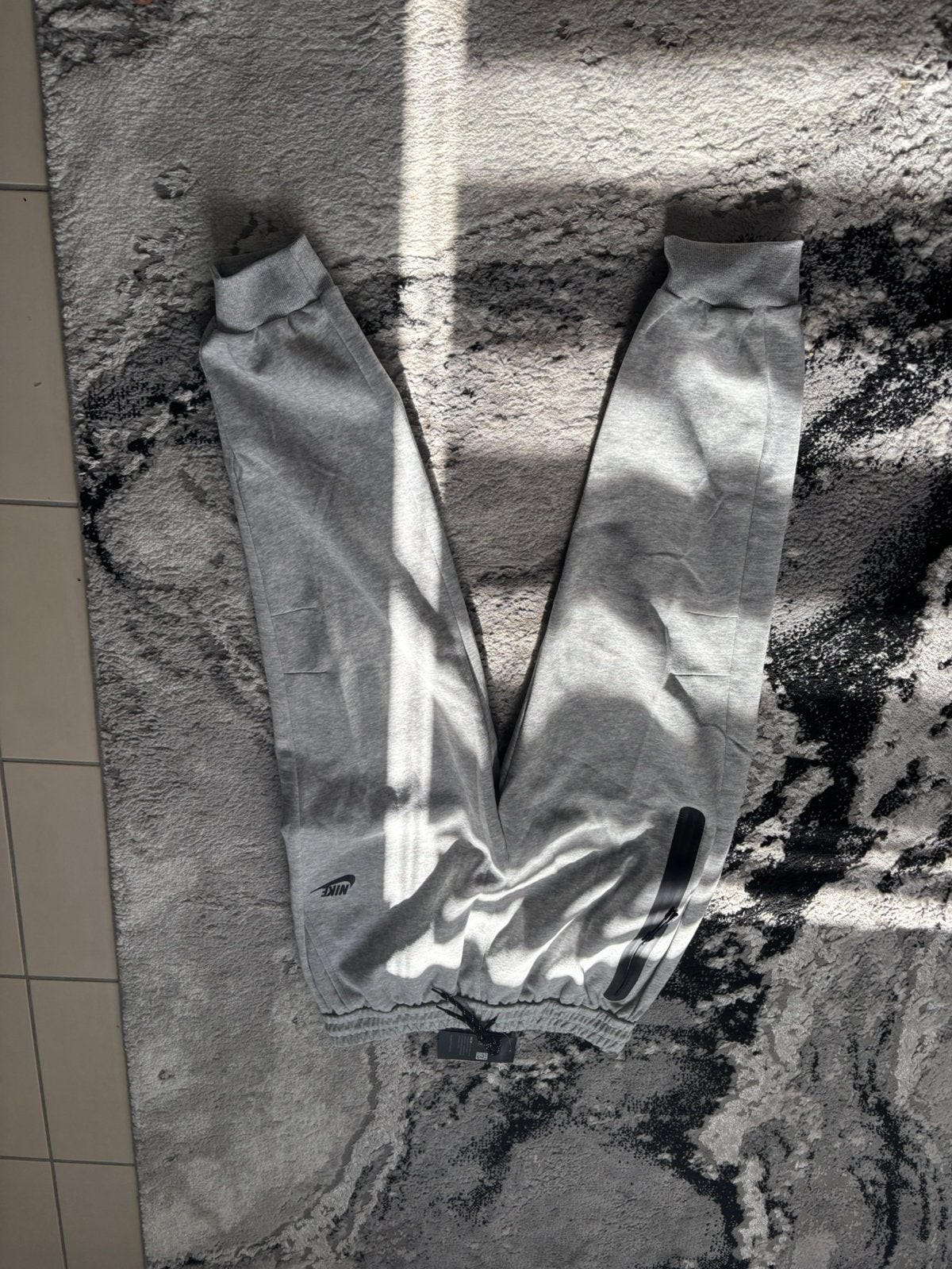 Pantalon Nike Tech - taille S, Envoi, Neuf, Taille 48/50 (M), Gris