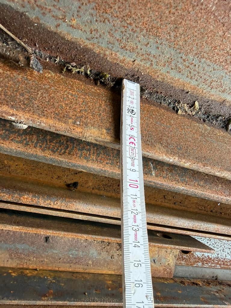 L hoekijzers 90 mm x 70 mm  8 mm dik en 2,50 m lang, Ophalen, Zo goed als nieuw