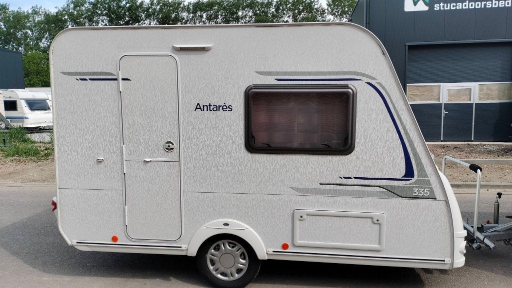 Caravelair Antares (2016), Caravans en Kamperen, Caravans, Particulier, tot en met 2, 500 - 750 kg, Standaardzit, Caravelair, tot 4 meter