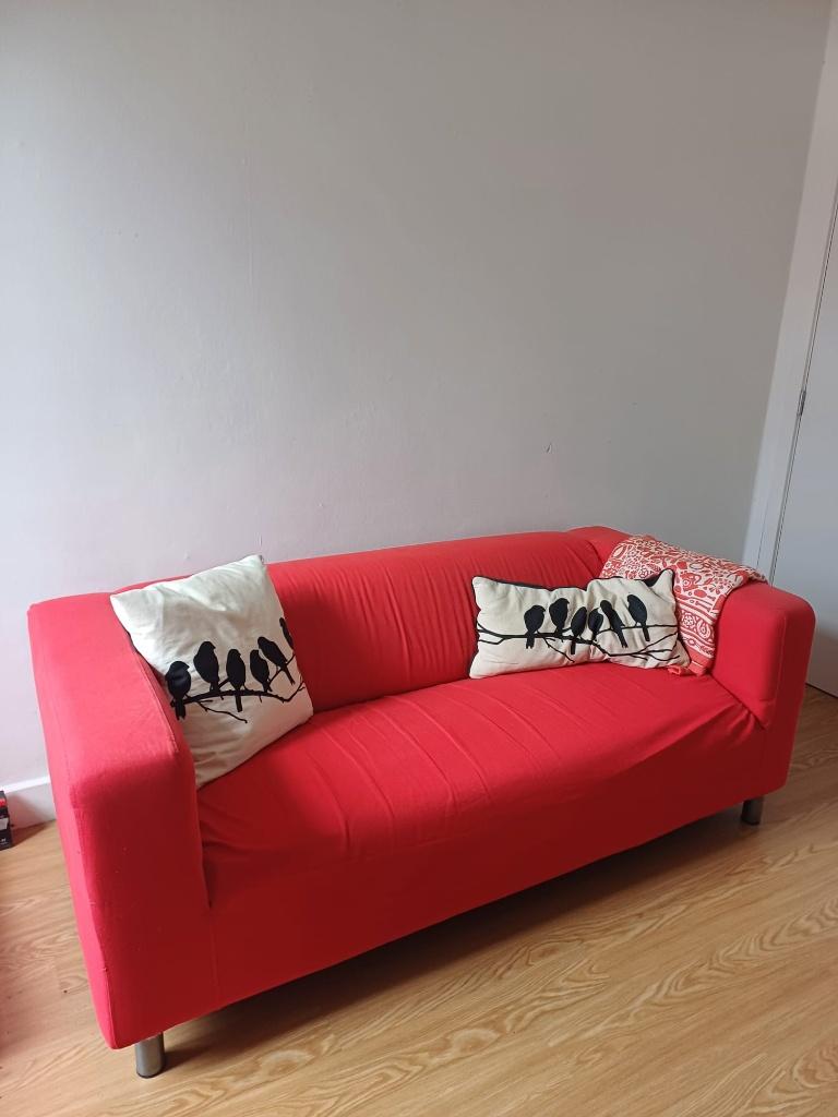Rode IKEA KLIPPAN zetel – compact & comfortabel, Maison & Meubles, Canapés | Sofas & Chaises Longues, Utilisé, Deux personnes