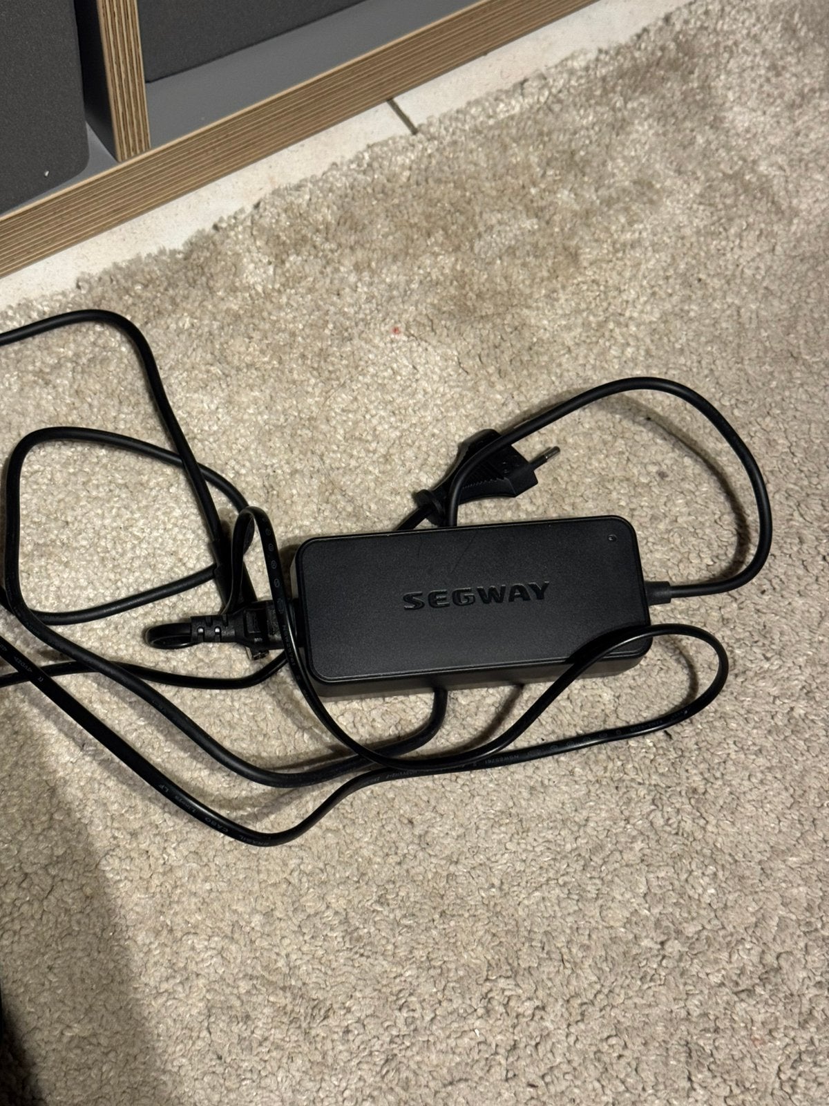Chargeur trotinette SEGWAY 71W, Vélos & Vélomoteurs, Comme neuf