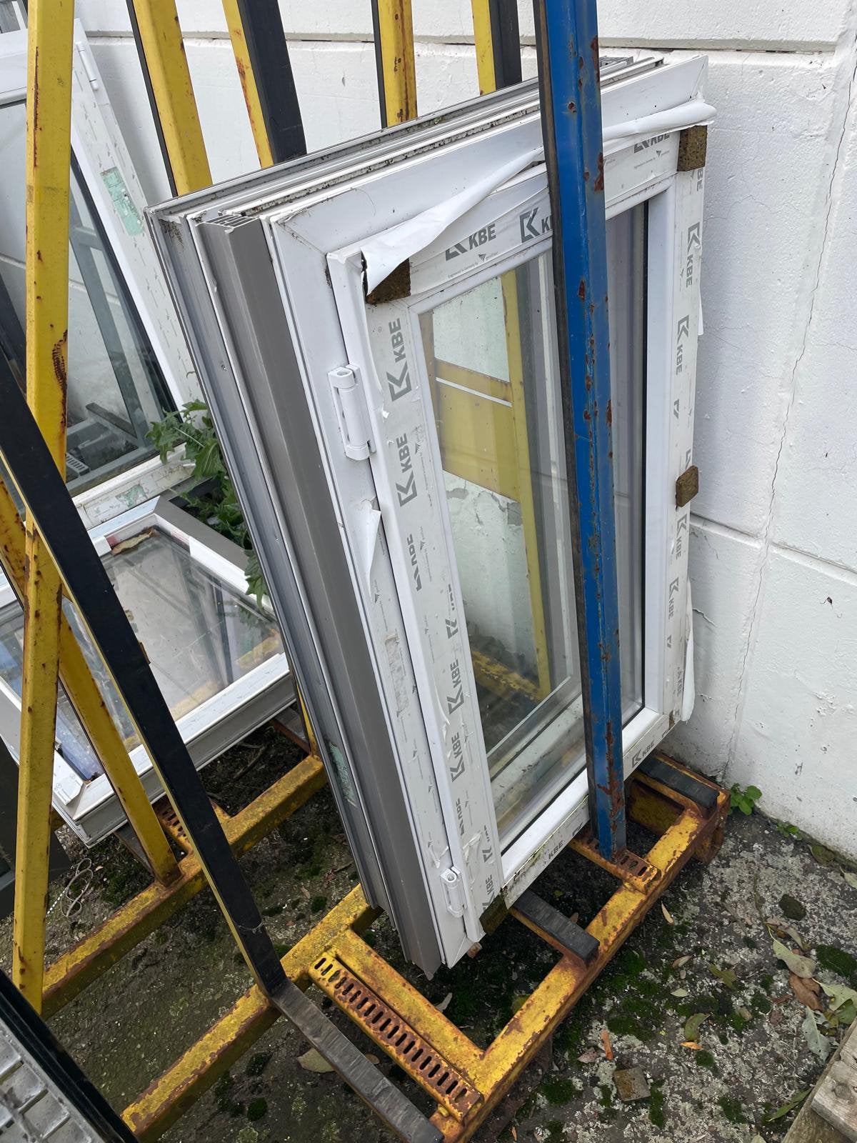 2 nouvelles fenêtres en PVC — 58 x 98 cm, Bricolage & Construction, Neuf, Double vitrage, Fenêtre de façade ou Vitre, Enlèvement