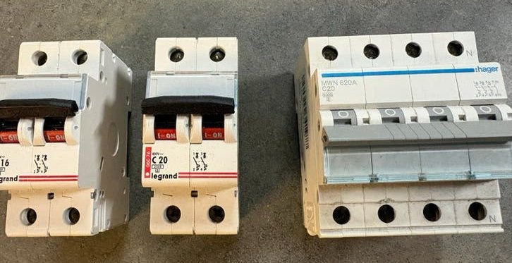 Lot de 3 modules pour armoire de distribution électrique, Bricolage & Construction, Enlèvement ou Envoi, Neuf, Hager