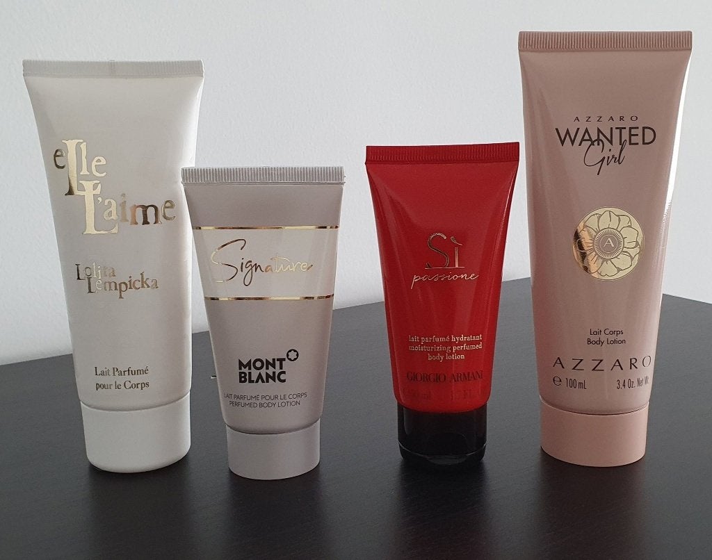 NEGEN!! Set 4 geparfumeerde lichaamsmelk (nooit gebruikt), Ophalen, Nieuw, Bodylotion, Crème of Olie