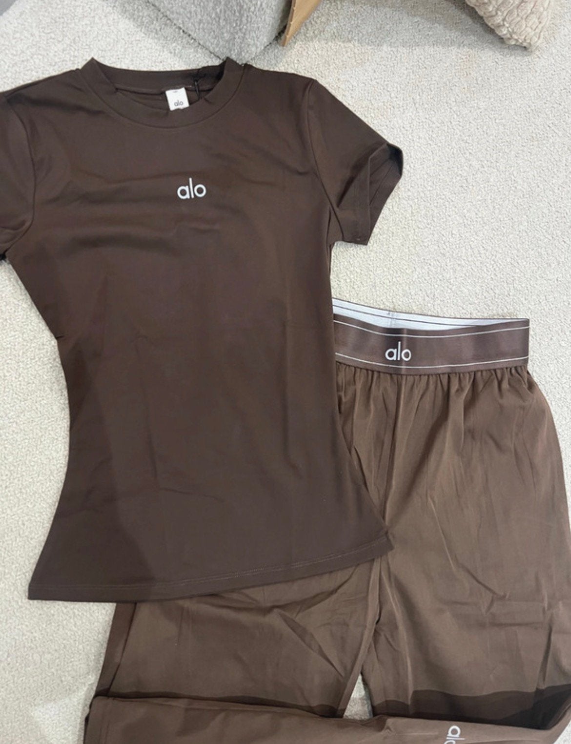 Alo ensemble pantalon et tshirt taille M, Enlèvement ou Envoi
