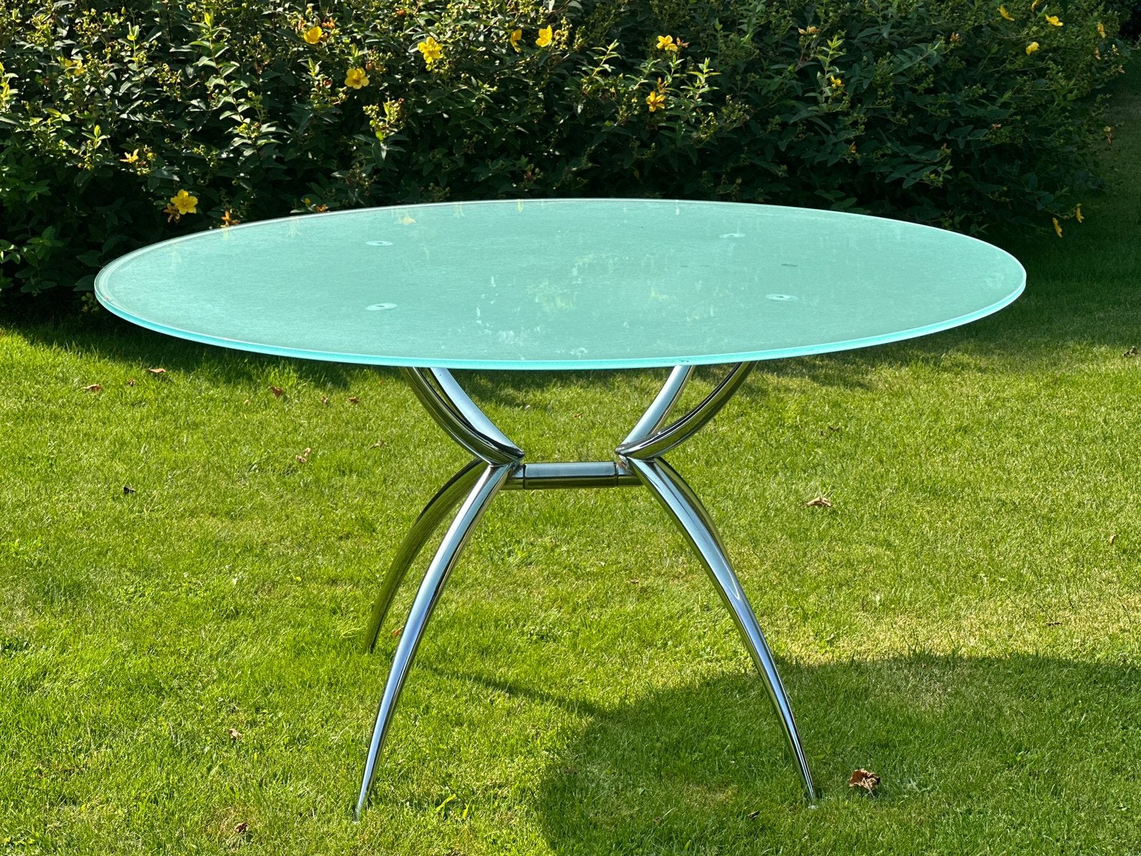 Ronde design eettafel. Matglas en chroom -ø 135 cm, Quatre personnes, Rond, Enlèvement, Utilisé