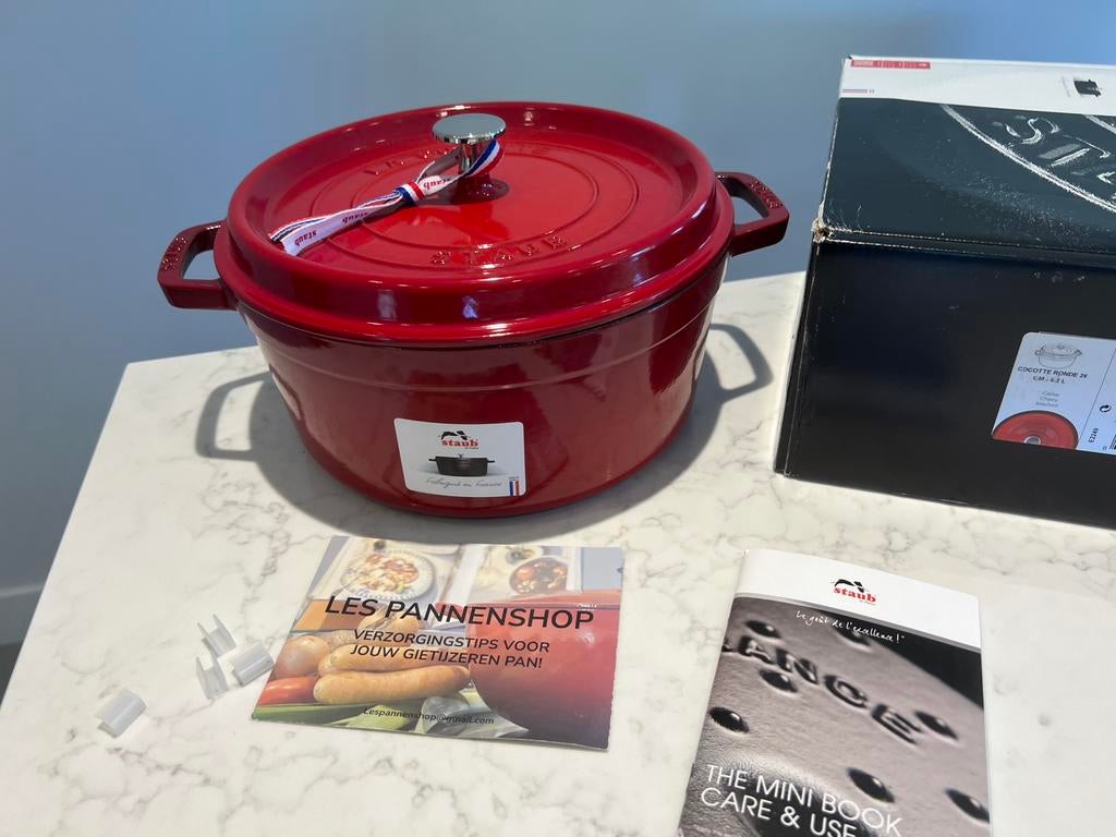 Nouveau Staub La Cocotte 26 cm Cerise livré dans sa boîte, Maison & Meubles, Neuf, Enlèvement ou Envoi, Poêle à frire ou Sauteuse