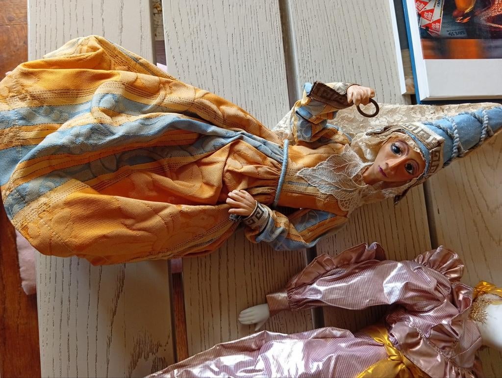 Oude antieke pop, Ophalen